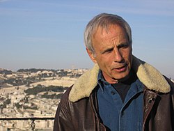 דן חמיצר על רקע ירושלים, יוני 2007