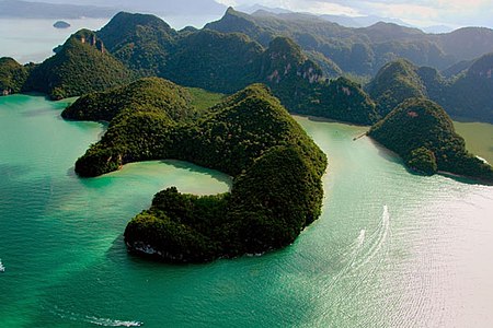 Fail:Dayang-bunting-lake.jpg