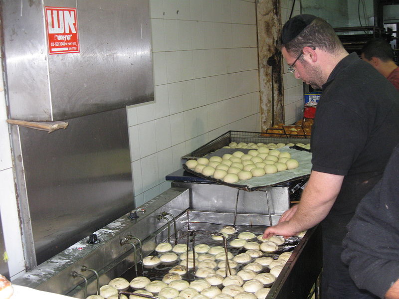 File:Deep-frying sufganiyot.jpg