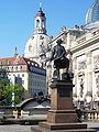 Denkmal für Gottfried Semper auf der Brühlschen Terrasse in Dresden, im Hintergrund die Frauenkirche, rechts die Hochschule für Bildende Künste; Künstler: Johannes Schilling