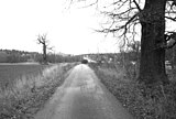En del av gamla Drottningholmsvägen på Kärsön, till höger syns nuvarande vägen.