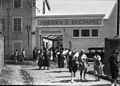 La sortie des ouvrières, Soieries F. Ducharne à Neuville-sur-Saône, en 1930.