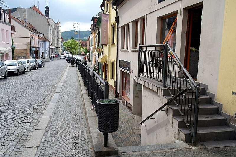 File:Dvojúrovňový chodník, Česká ul., Beroun-Centrum, Beroun, okr. Beroun, Středočeský kraj.jpg