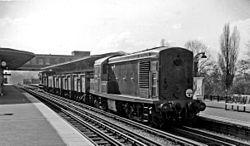 Een goederentrein passeert het station op 6 april 1962.