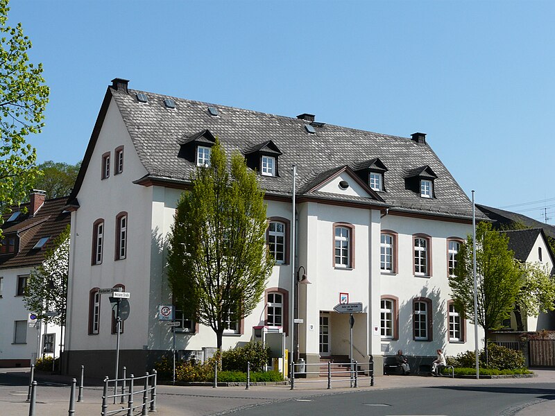 File:Ehemalige Schule Wetzlar-Naunheim.jpg