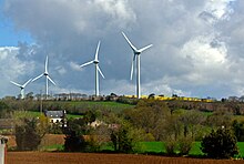 Les éoliennes de Cast au sommet du Bois de Saint-Gildas.