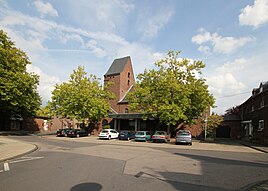 Köttinger Kirchplatz con la chiesa parrocchiale di St. Josef