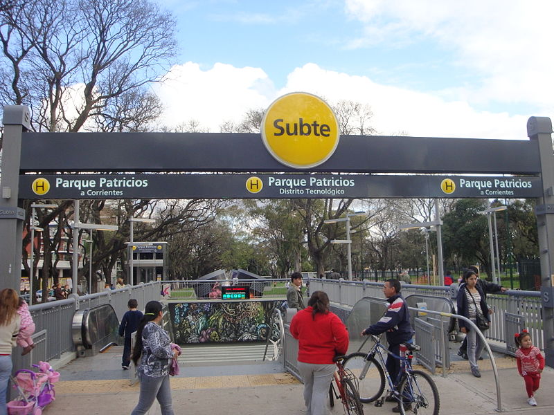 Archivo:Estación Parque Patricios - Entrada.jpg