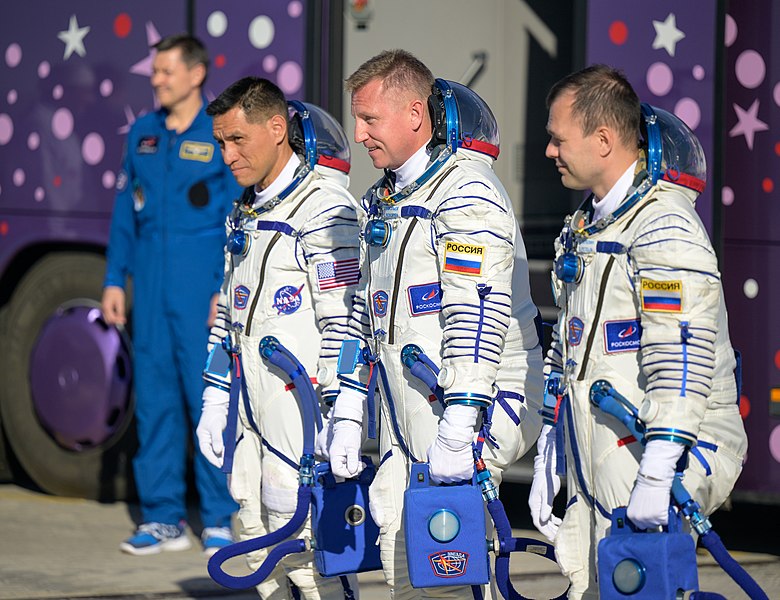 File:Expedition 68 Preflight (NHQ202209210031).jpg