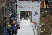 Deutsch: 2. und finaler Lauf der Juniorinnen bei den 33. FIL Juniorenweltmeisterschaften 2018 in Altenberg/Erzgebirge am 1. Februar 2018 (Namen der Abgebildeten in den Kategorien) English: 2nd and final run female juniors at the 2018 33th FIL Junior World Championships at Februar 1st alt Altenberg, Germany (names in categories)