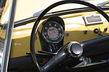 Gli interni di una FIAT 500 R del 1972. Sono visibili il cruscotto e il volante tipo F, ma di colore nero, nonché la nuova disposizione degli interruttori sulla plancia, con la soppressione di quello relativo alla luce del quadro, ora integrato nell'interruttore che attiva le luci di posizione.