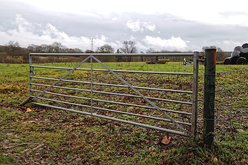 File:Field gate on Sedgwick Lane, Nuthurst, West Sussex.jpg