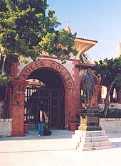 A statue of Henry Flagler, who constructed the Ponce de Leon Hotel, stands guard at the King Street entry to Flagler College. FlaglerCollegeEntry.jpg