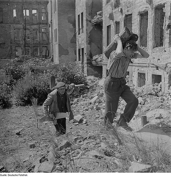 Einwohner bei der Holzbeschaffung aus Ruinen (nach dem 17. September 1945)