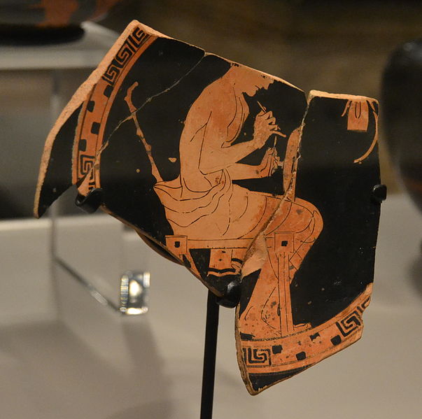 File:Fragmentary kylix depicting a painter decorating a kylix by the Antiphon painter MfA Boston.jpg