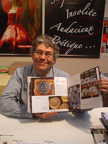 File:Francis Debaisieux à la foire du livre 2010 de Brive la Gaillarde.JPG