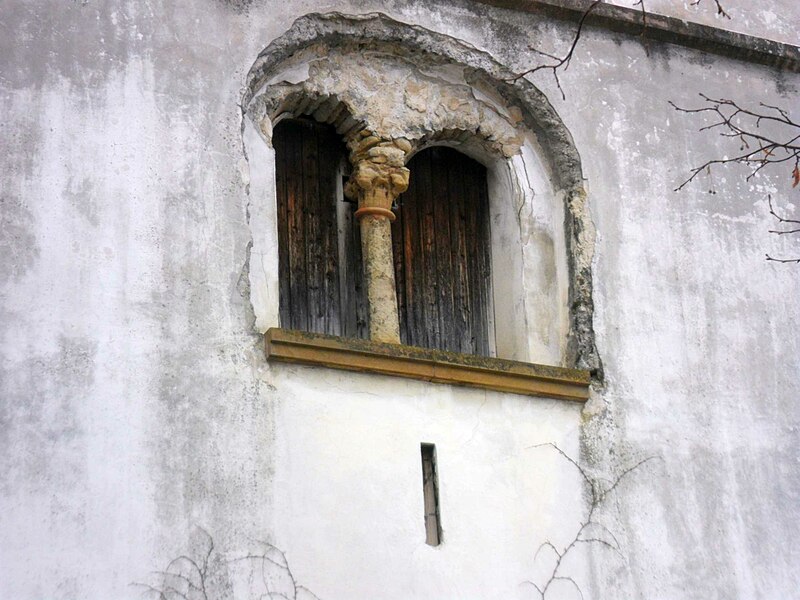 File:Frei-Laubersheim (Rheinland-Pfalz)-Kirchturm von Westen - Mittelgeschoß mit Biforium und Schlitzscharte-24020013.JPG