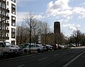 Partie Est de la rue : Vue vers l' église de la Résurrection.