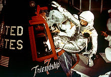 Glenn accediendo a la Friendship 7 antes del lanzamiento del Mercury Atlas 6 el 20 de febrero de 1962