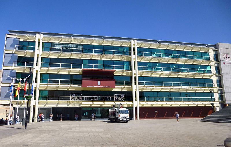 File:Fuenlabrada - Plaza de la Constitución y Ayuntamiento 2.jpg