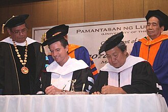 San Francisco City Mayor Gavin Newsom and Manila Mayor Lito Atienza during the renewal of the memorandum of understanding, cooperation and exchange programs between the City College of San Francisco and the PLM, 2006. Gavin Newsom at PLM.jpg