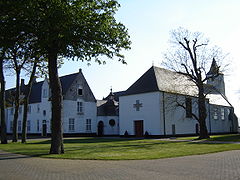 L'abbaye Sainte-Godelieve de Gistel avec son abbatiale en 2007, située à Gistel dans la province de Flandre-Occidentale.