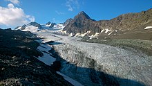 L'aiguille de Péclet dominant le glacier de Gébroulaz.