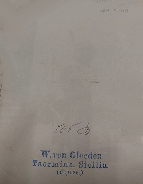 File:Gloeden, Wilhelm von (1856-1931) - n. 0505 B verso - Fondazione Alinari. Cm 12x16,5.jpg