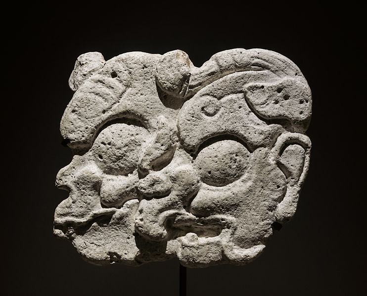 File:Glyphes calendaires, temple oublié, Palenque, Mexique.jpg