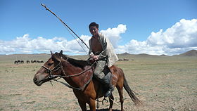 Mongolian ratsumies Gorkhi-Tereljin kansallispuistossa.