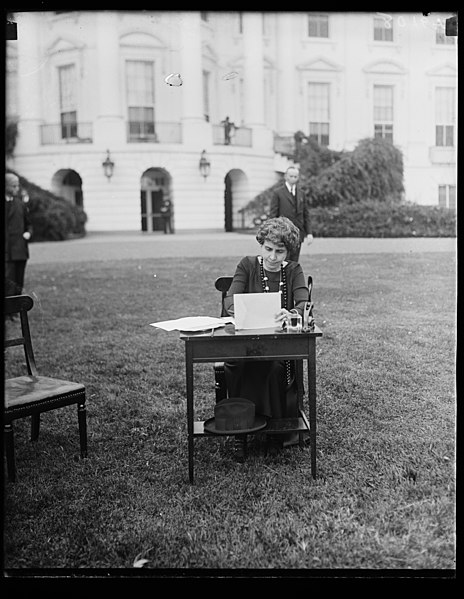 File:Grace Coolidge at desk outside White House, Washington, D.C. LCCN2016893871.jpg