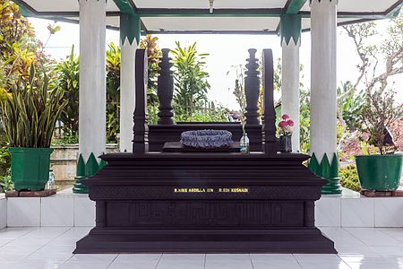 Fail:Grave_of_Nike_Ardilla,_Ciamis,_West_Java_2017-03-10_01.jpg