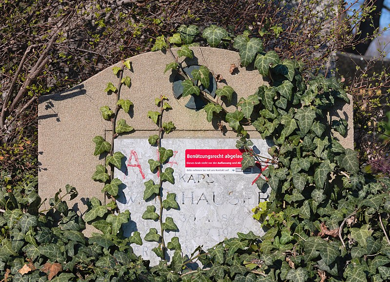 File:Grave with expired right to use on the cemetery Liesing in Vienna, Austria-full PNr°0545.jpg