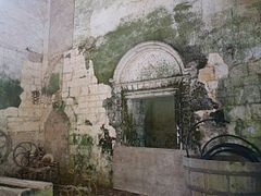 L'intérieur du transept nord avec la porte de la sacristie