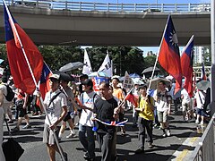 遊行人士揮舞中華民國國旗