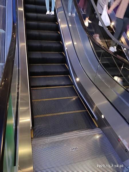 File:HK YTM MK 旺角 Mong Kok 砵蘭街 Portland Street 奶路臣街 Nelson Street 朗豪坊 Langham Place void 奧的斯電梯 OTIS escalators December 2022 Px3 12.jpg