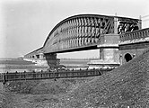 The entire old Culemborg bridge and the main span on the foreground (1953).