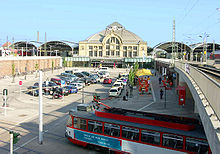 Bahnhofsvorplatz mit Straßenbahnquerung