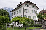 Haus Blumenfeld mit Granitbrunnen