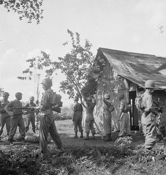 File:Het ontruimen van een omsingeld huis Laat de bewoners niet tegelijk uit het , Bestanddeelnr 15833.jpg