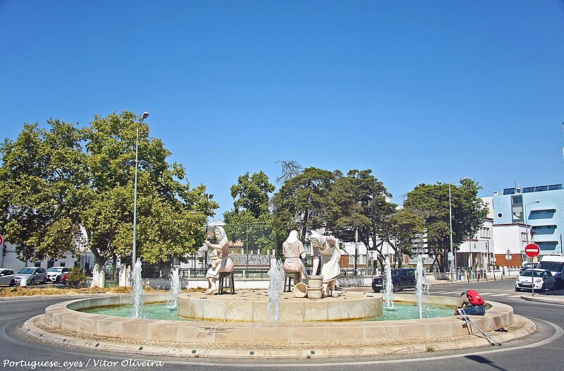 File:Homenagem à Mulher Conserveira - Portimão - Portugal (50082078923).jpg