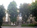 Südfassade der Hospitalkirche in Stuttgart mit dem Reformationsdenkmal.