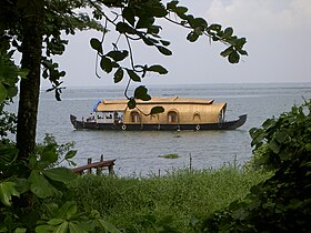 Плавучий дом на озере