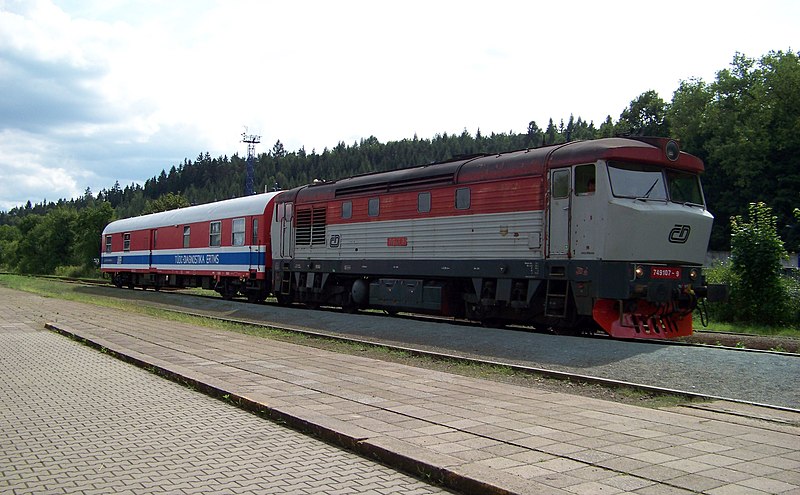 File:Hronov, lokomotiva s pracovním vozem.jpg