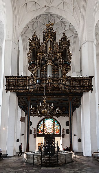 File:Iglesia de Santa María, Gdansk, Polonia, 2013-05-20, DD 02.jpg