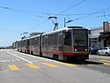 Inkomende trein op Taraval en 40th Avenue, juni 2018.JPG