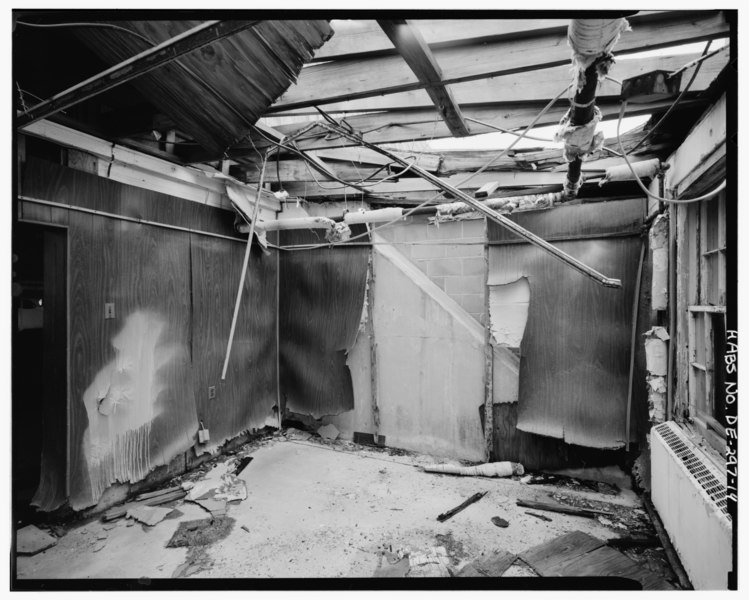 File:Interior, Hangar 1301, office' workspace bay, looking south southwest at concrete buttress partially concealed by partitions - Dover Air Force Base, Hangar No. 1301, Dover, Kent HABS DEL,1-DOV,13-14.tif