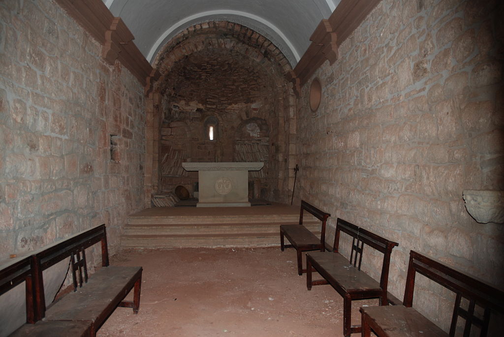 Interior de l'emita de Sant Pere Sacama.jpg