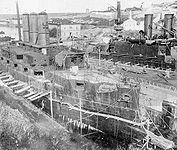 1908年から1909年、ラーザレフ海軍工廠にて建造中の戦列艦イオアン・ズラトウーストと、その奥で整備を受けるトリー・スヴャチーチェリャ。