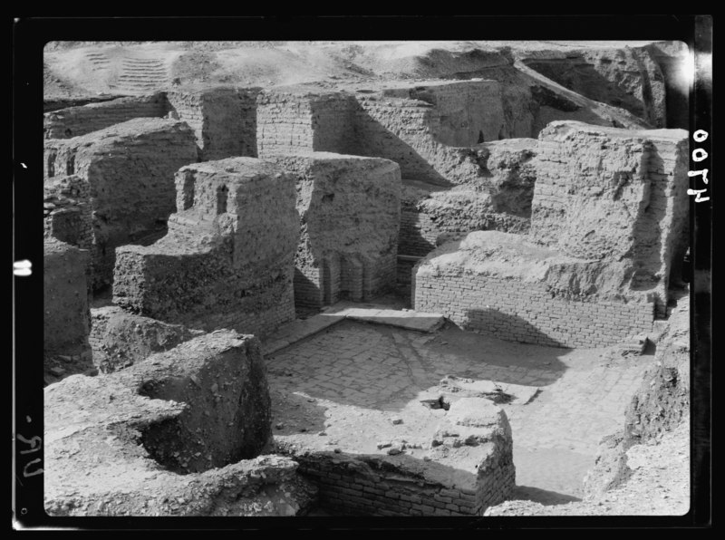 File:Iraq. Ur. (So called of the Chaldees). Well preserved court yard and houses LOC matpc.16105.tif